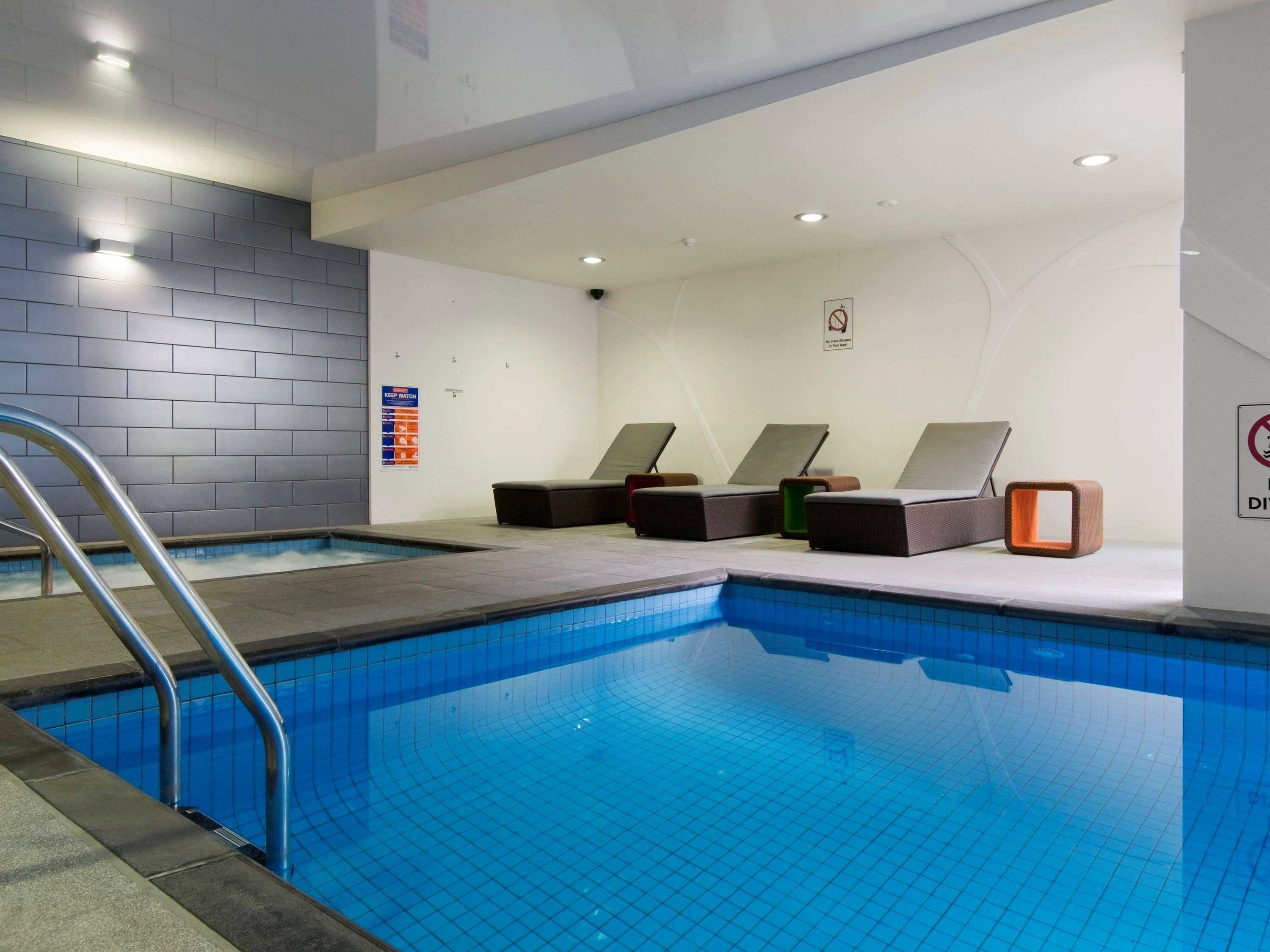 Pullman Adelaide Hotell Exteriör bild The pool at the hotel