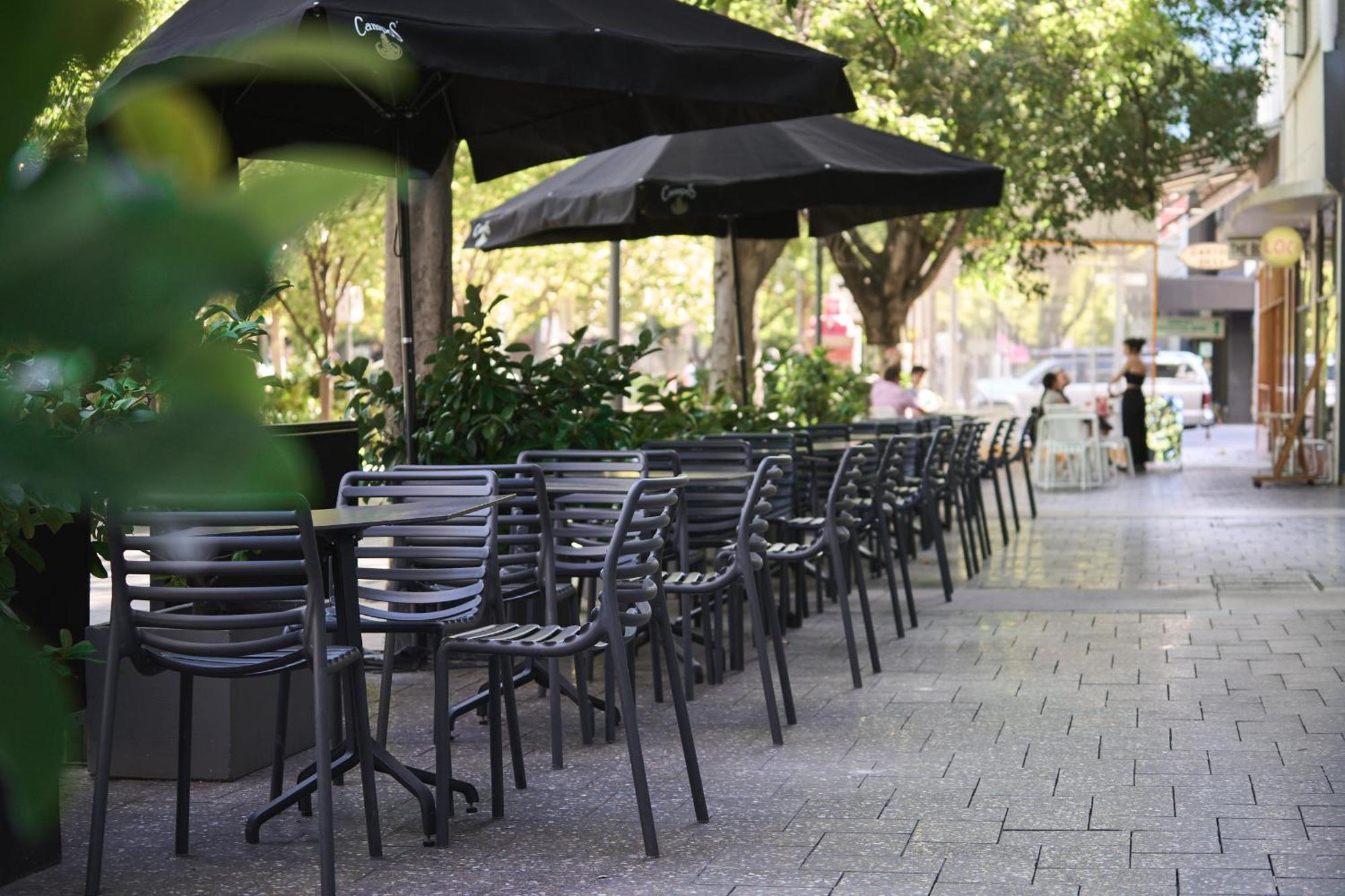 Pullman Adelaide Hotell Exteriör bild A café in the CBD