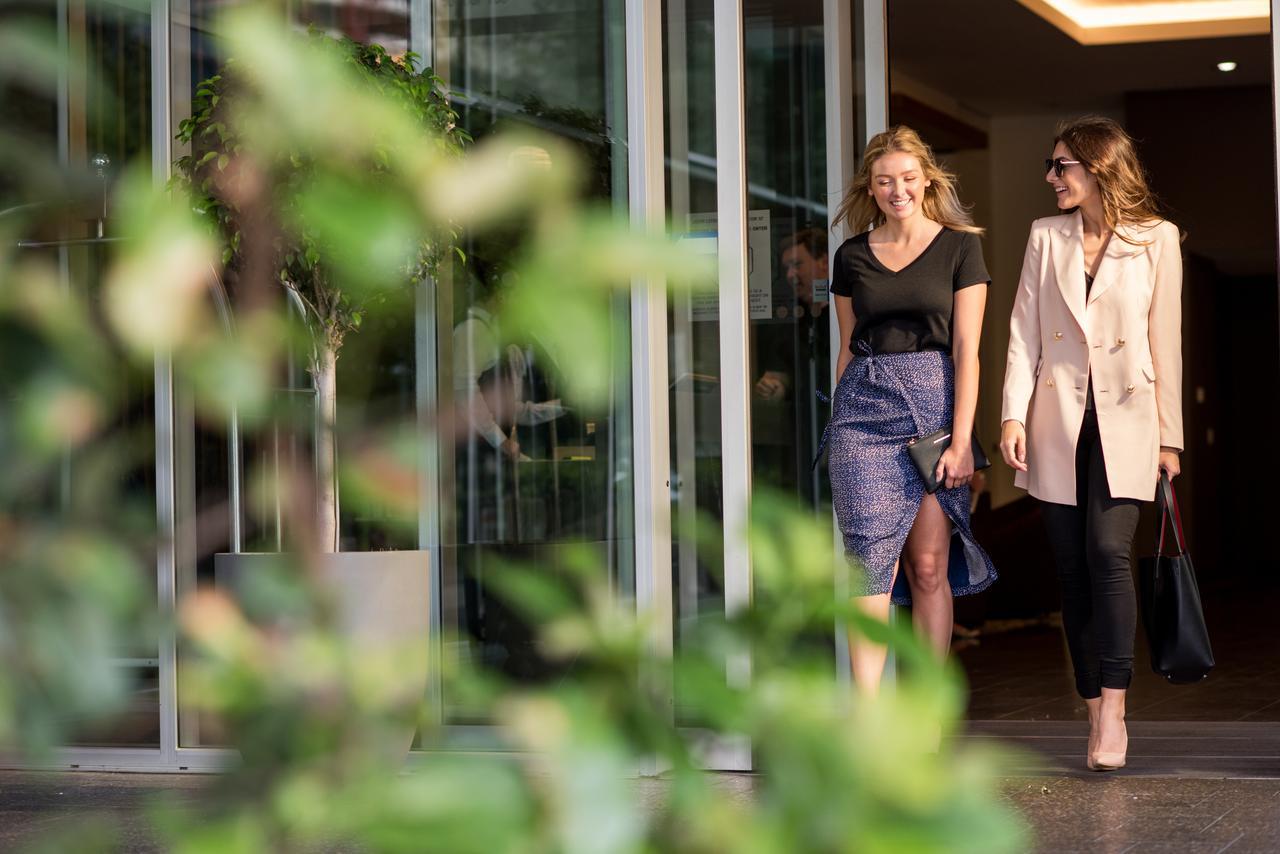 Pullman Adelaide Hotell Exteriör bild The 2018 hosts: Marta Robles and María Pujalte