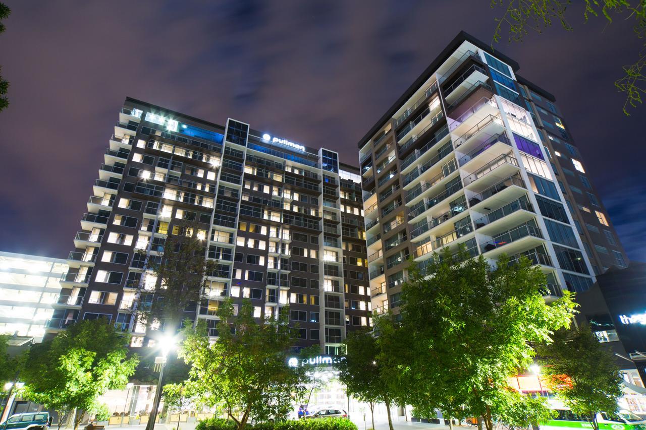 Pullman Adelaide Hotell Exteriör bild The apartment building at night